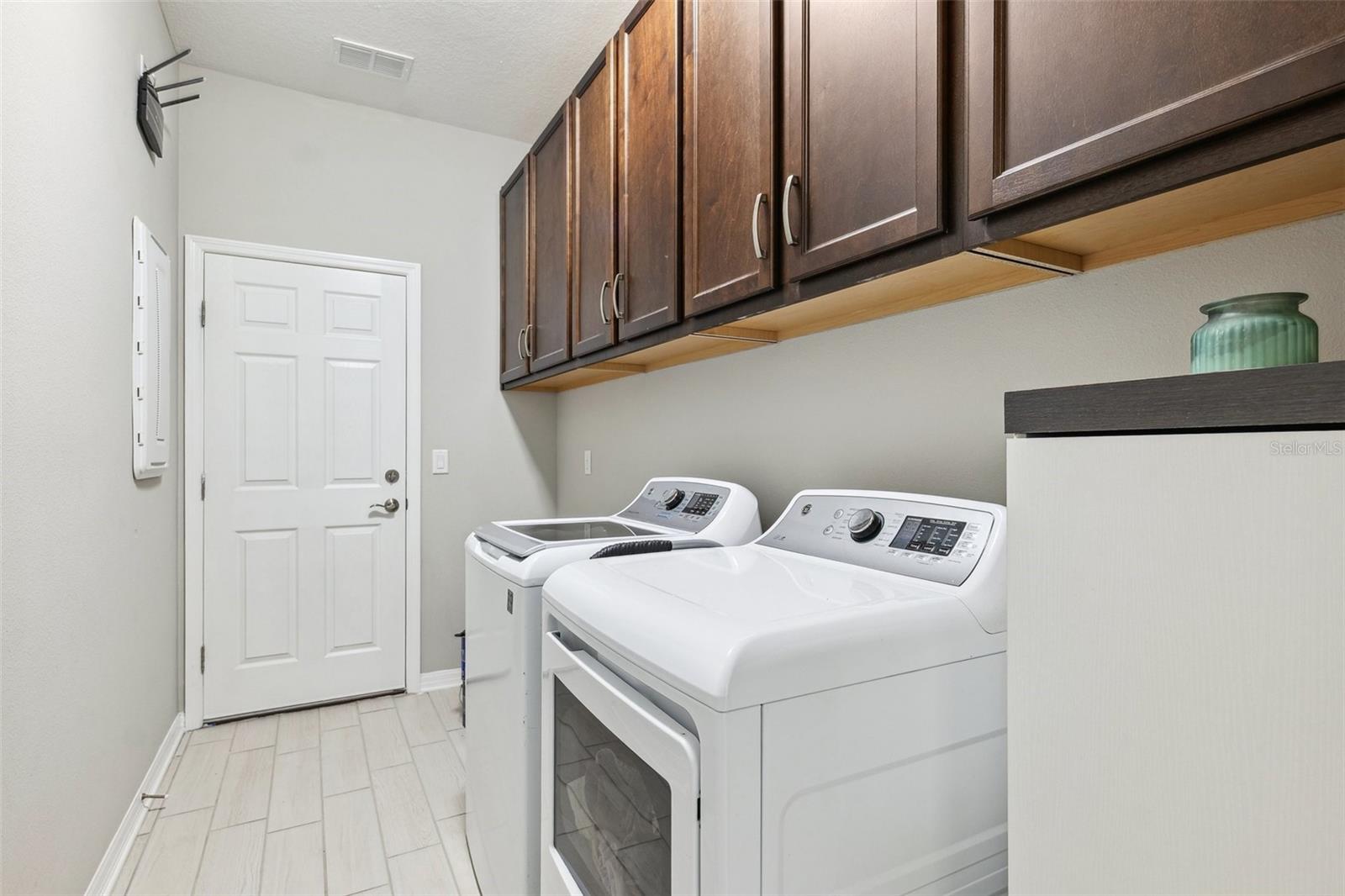 Listing photo id 36 for 3833 Villamore Lane