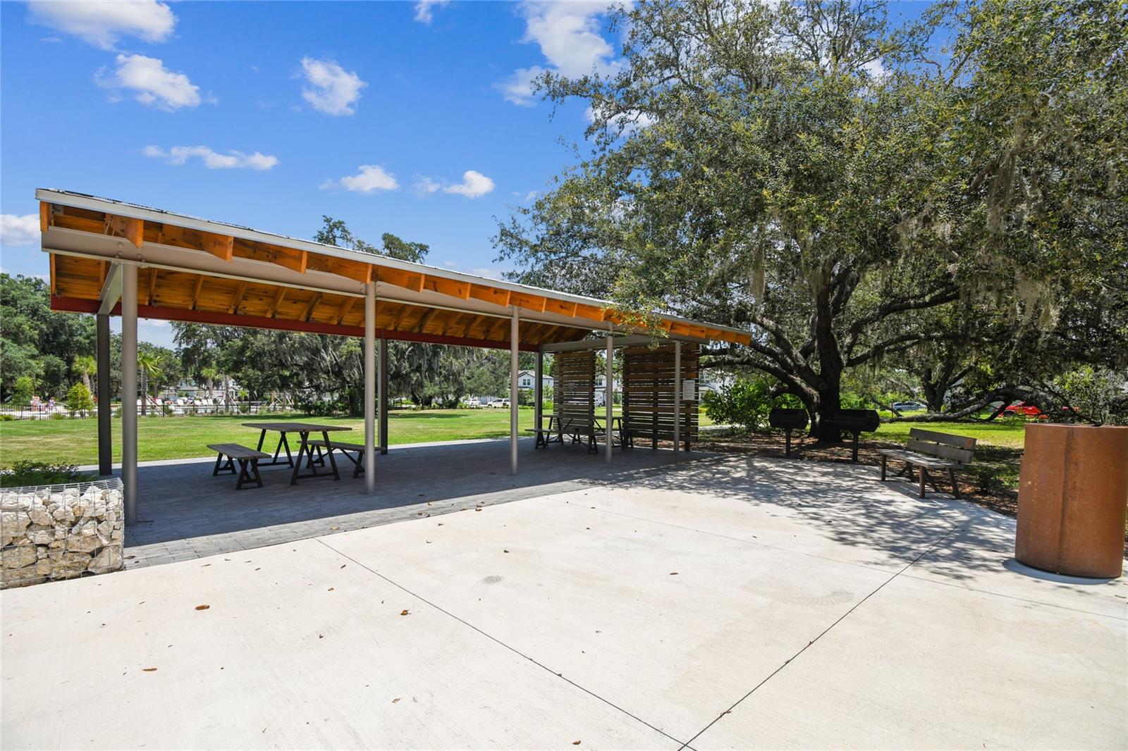 Listing photo id 48 for 3833 Villamore Lane