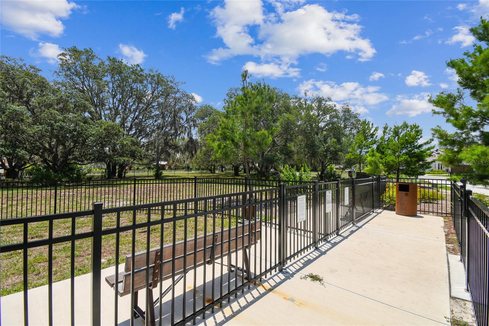Listing photo id 49 for 3833 Villamore Lane