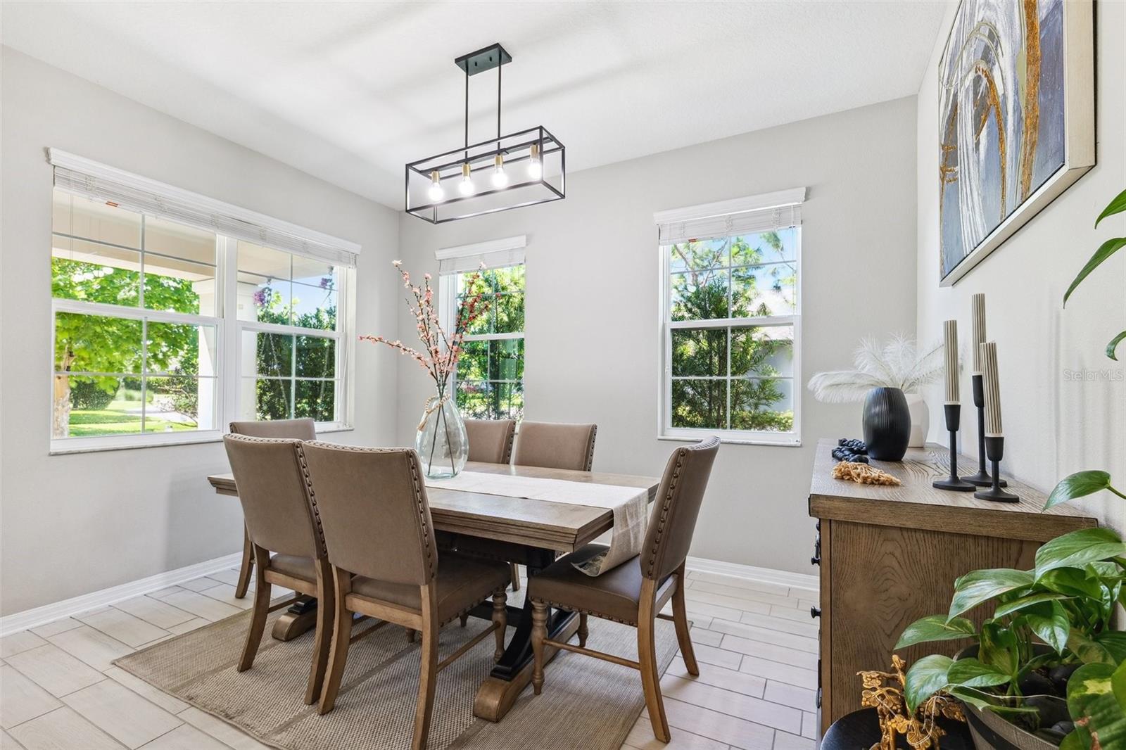 Listing photo id 5 for 3833 Villamore Lane