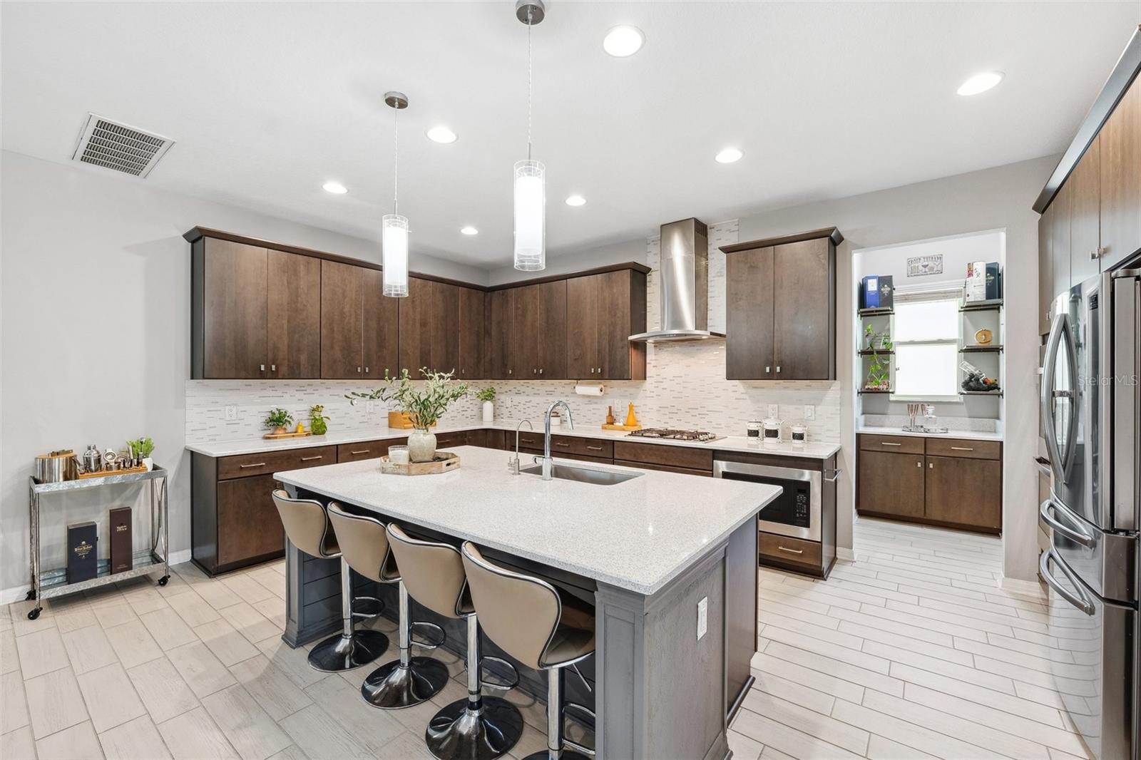 Listing photo id 7 for 3833 Villamore Lane