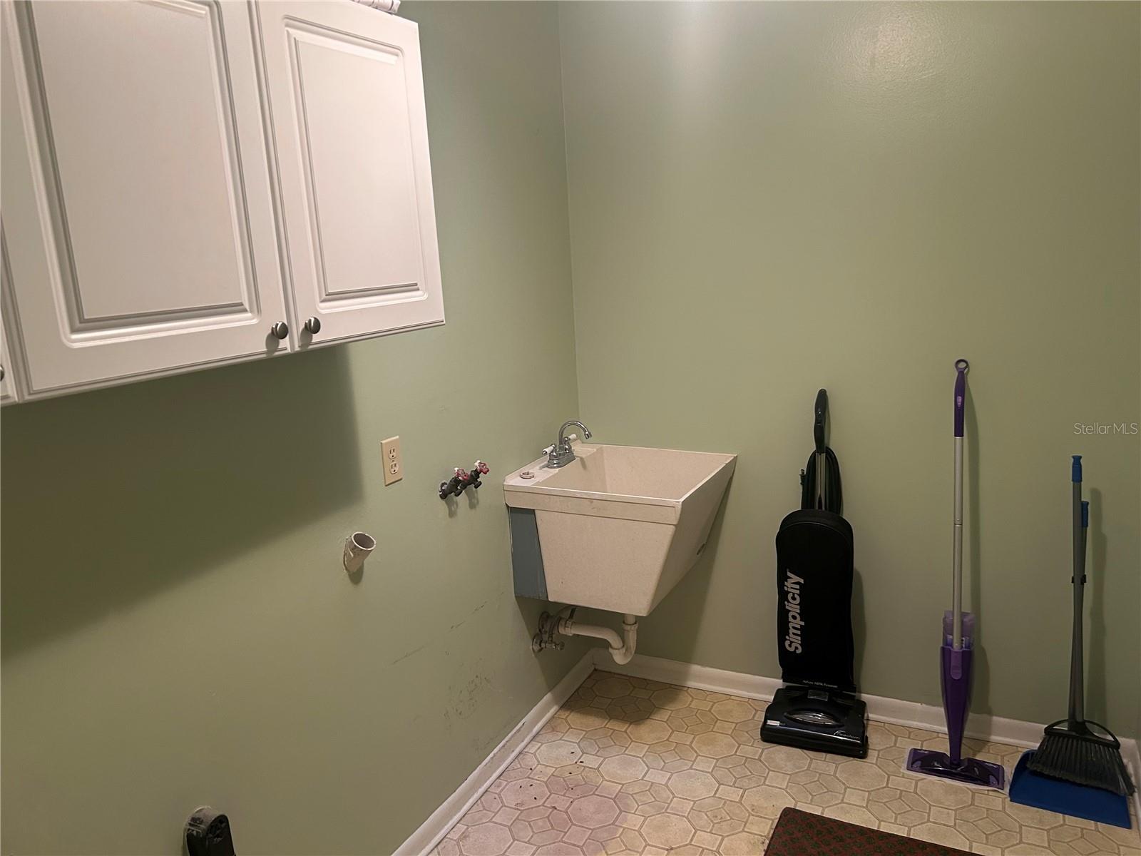 Image 8 of 14 For 1813 Laurel Oak Drive