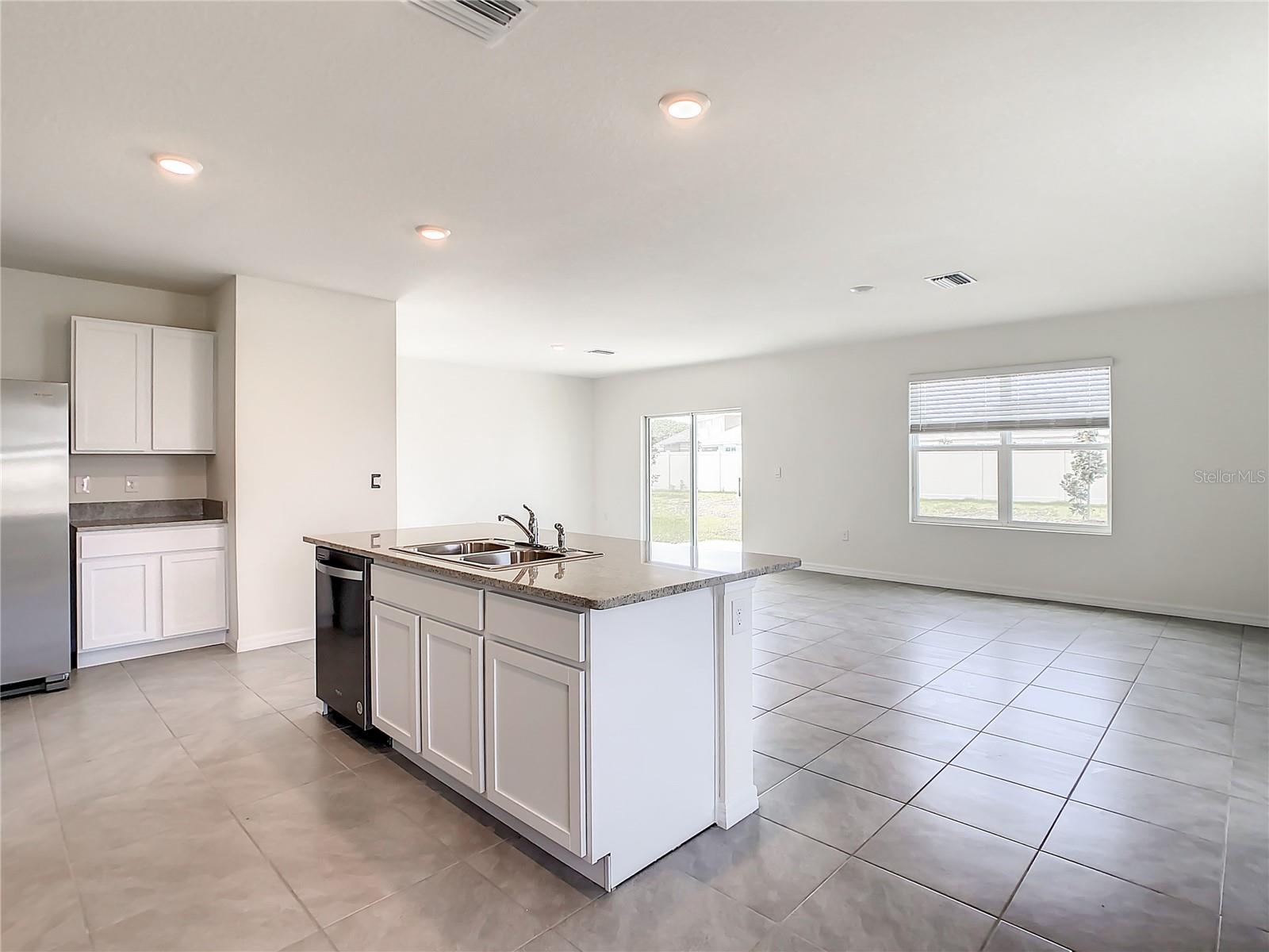 Listing photo id 4 for 16503 Mosaic Oar Drive