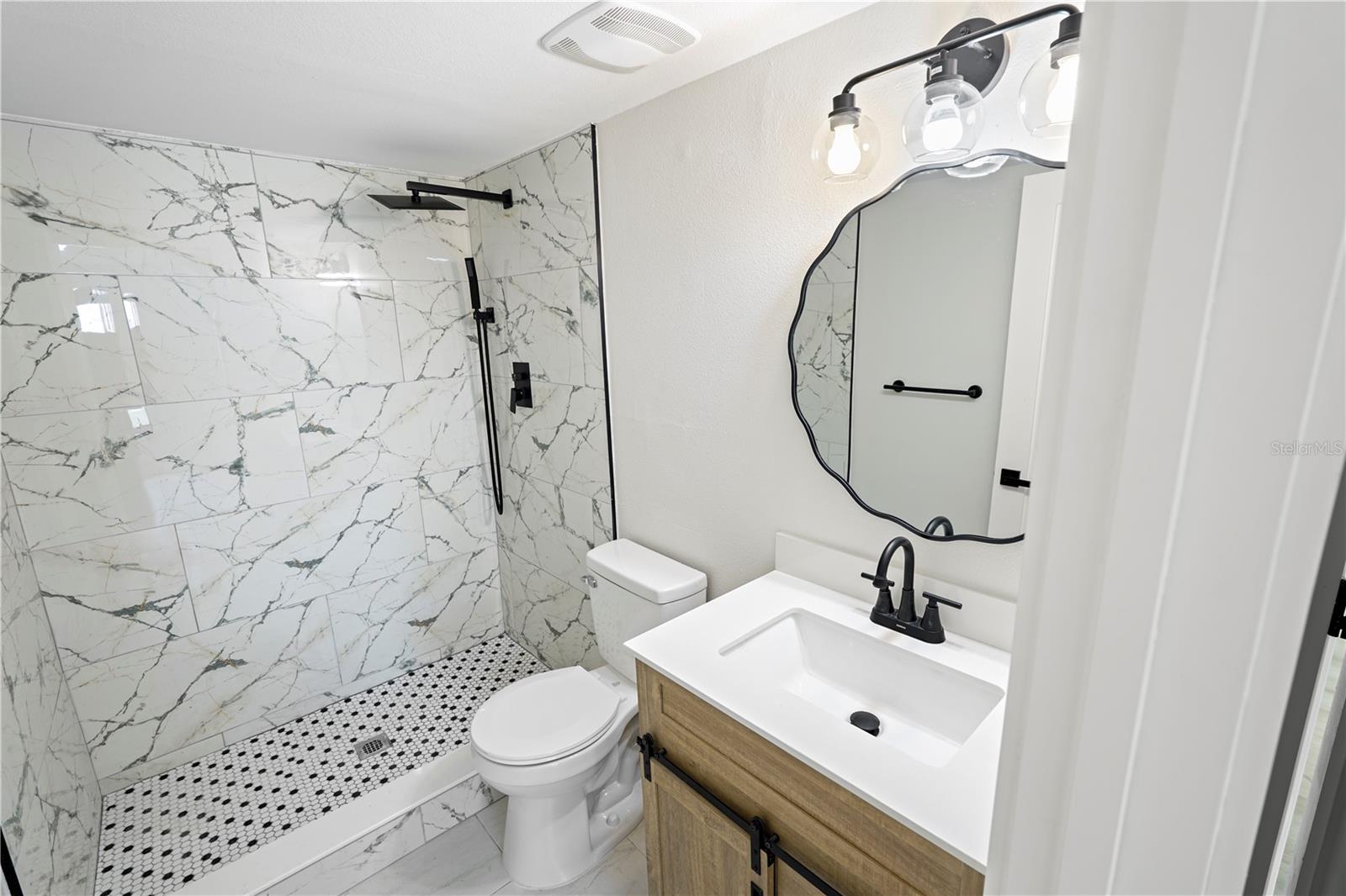 Listing photo id 12 for 3232 Lake Pine Way E A2