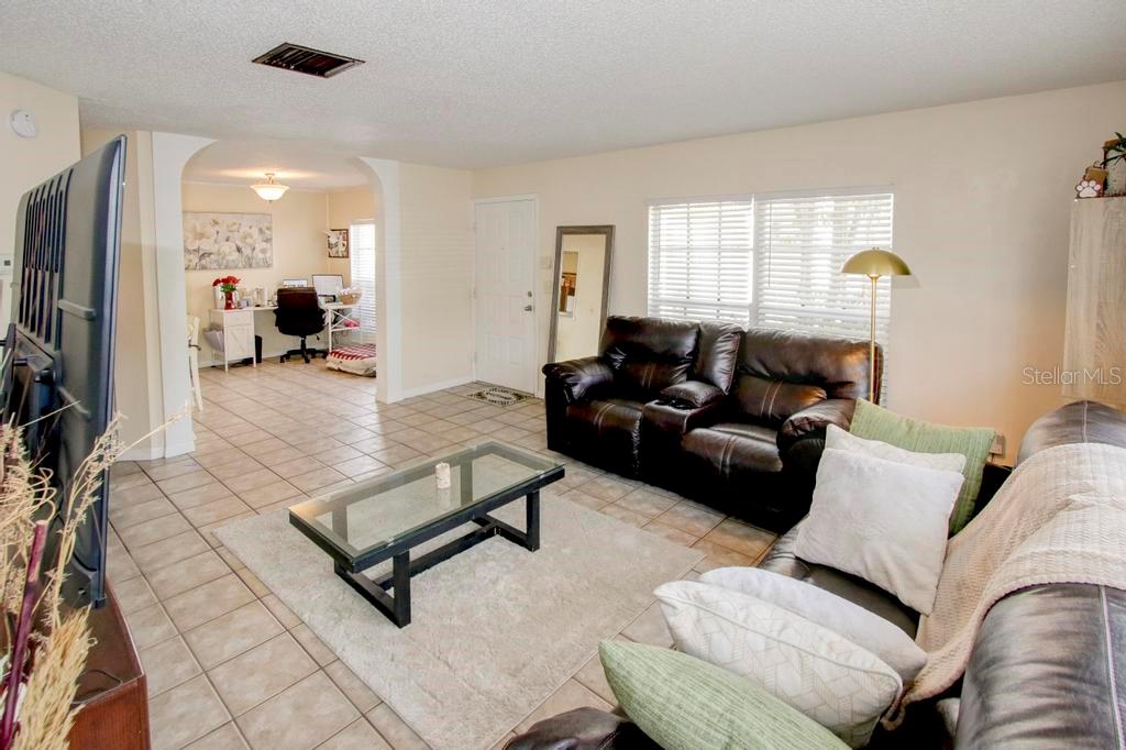 Image 4 of 23 For 637 Kensington Lake Circle