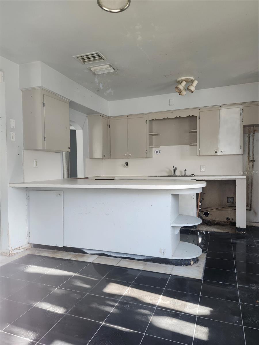 Listing photo id 3 for 507 Danube Avenue
