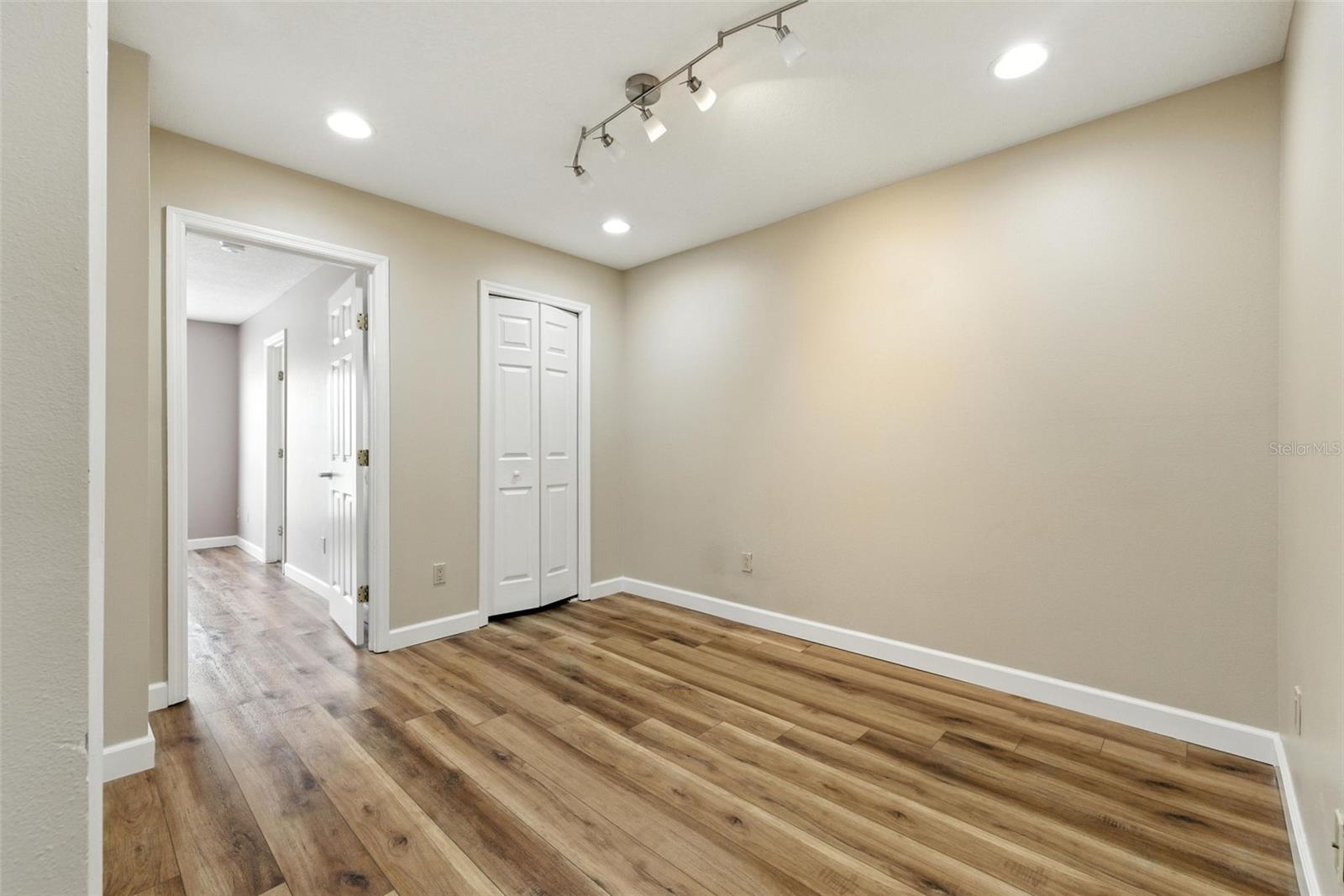 Image 15 of 26 For 212 Dakota Avenue E