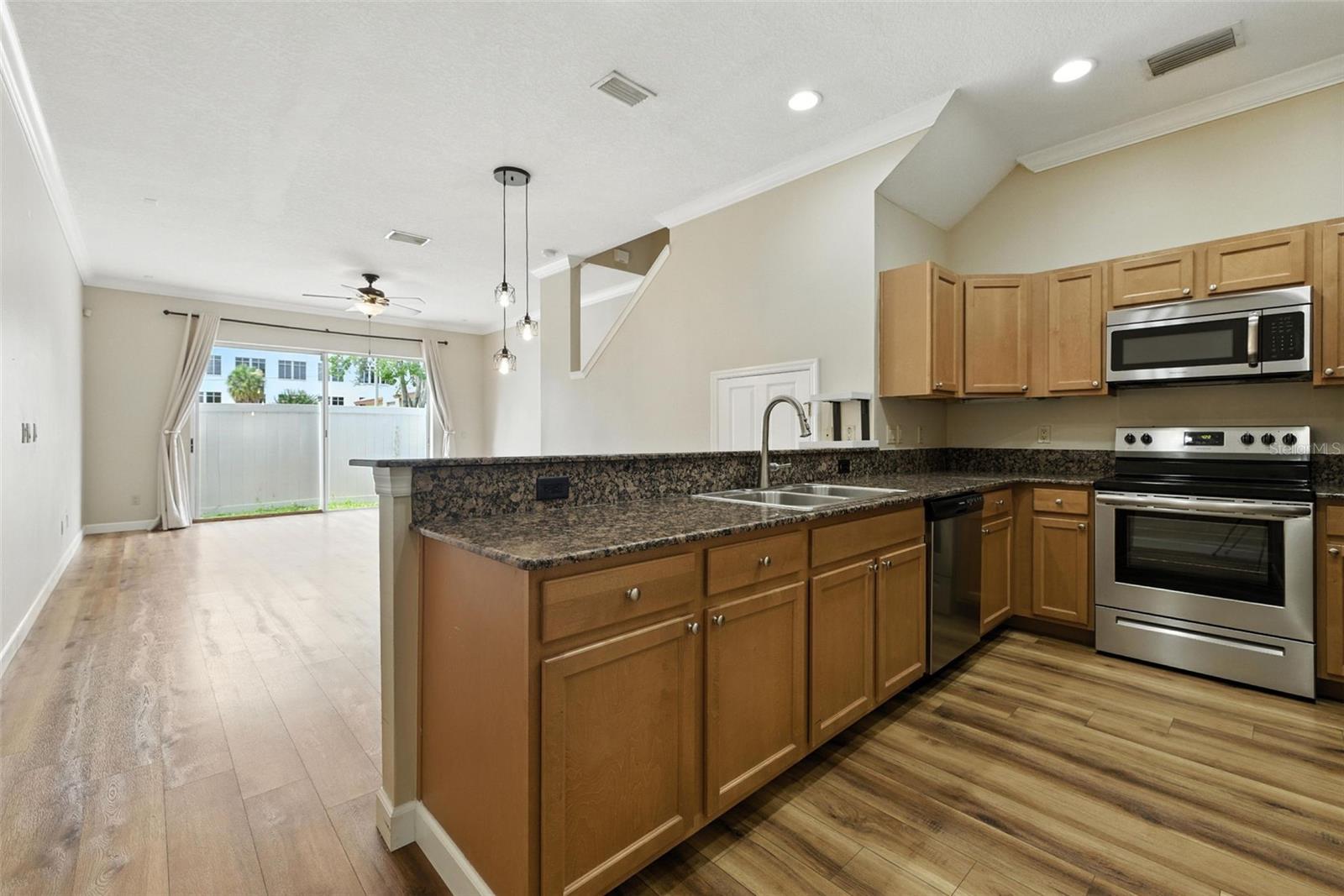 Image 4 of 26 For 212 Dakota Avenue E