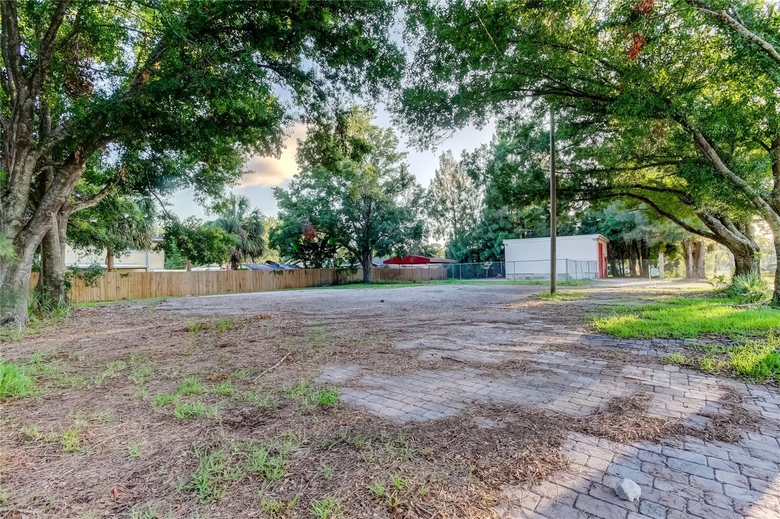 Listing photo id 27 for 8816 W Robson St