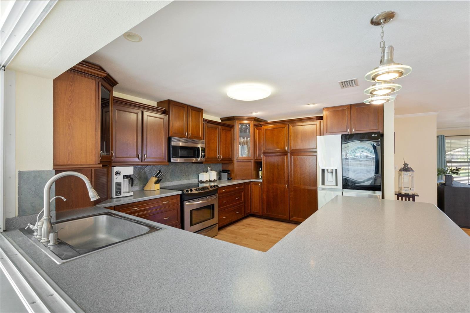 Image 13 of 51 For 218 Bay Hills Boulevard