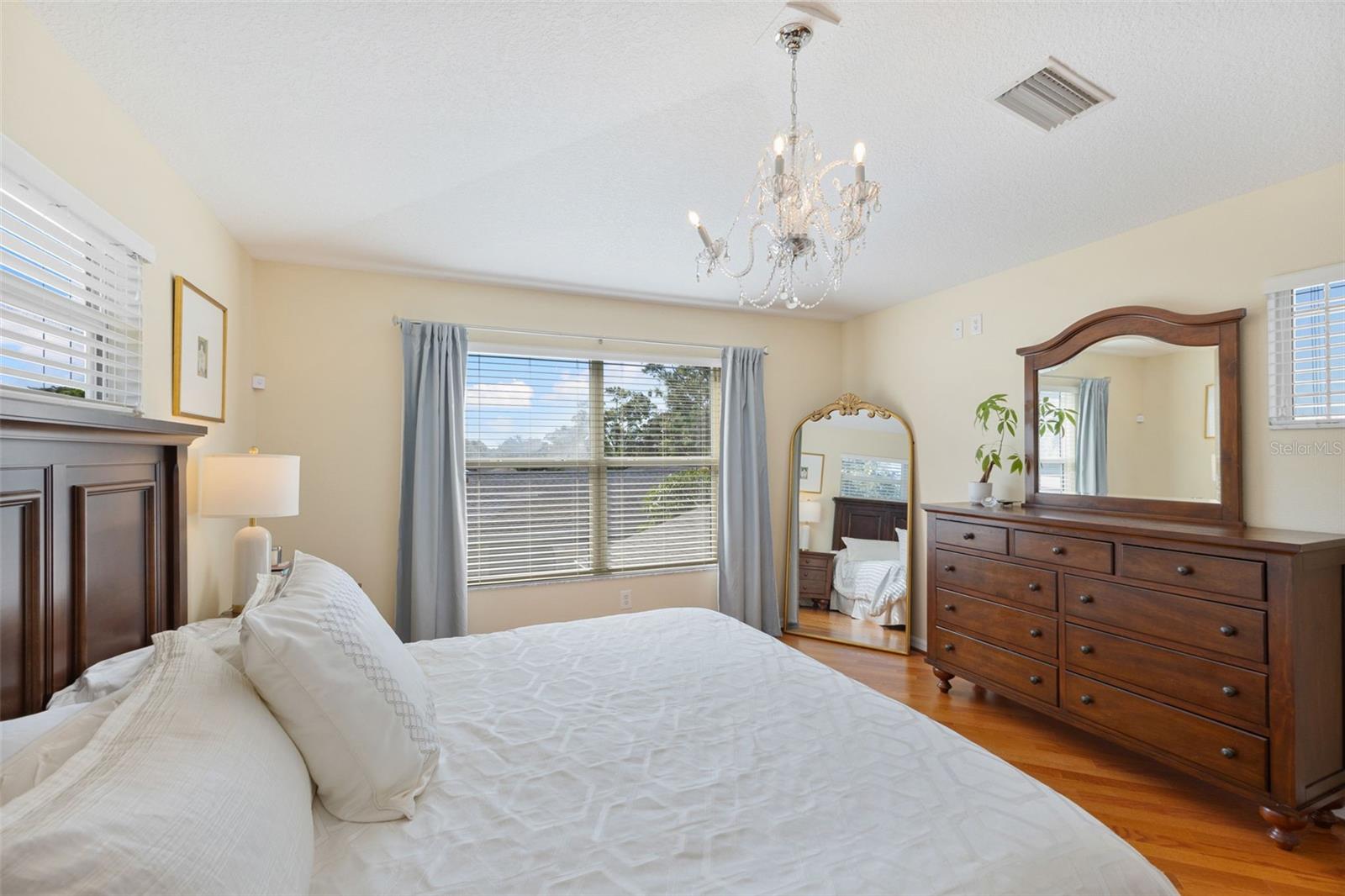 Image 33 of 51 For 218 Bay Hills Boulevard
