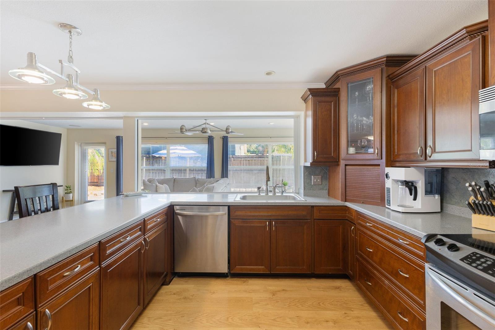 Image 4 of 51 For 218 Bay Hills Boulevard