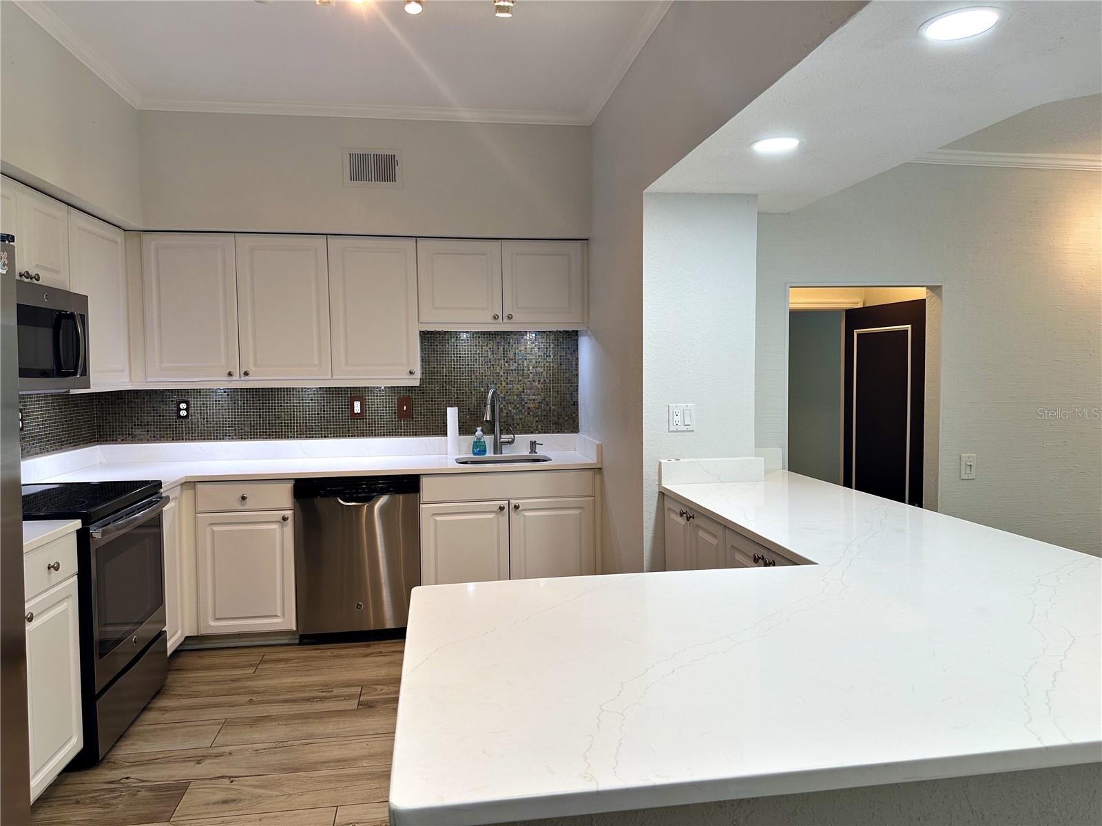 Image 9 of 40 For 410 Armenia Avenue 926