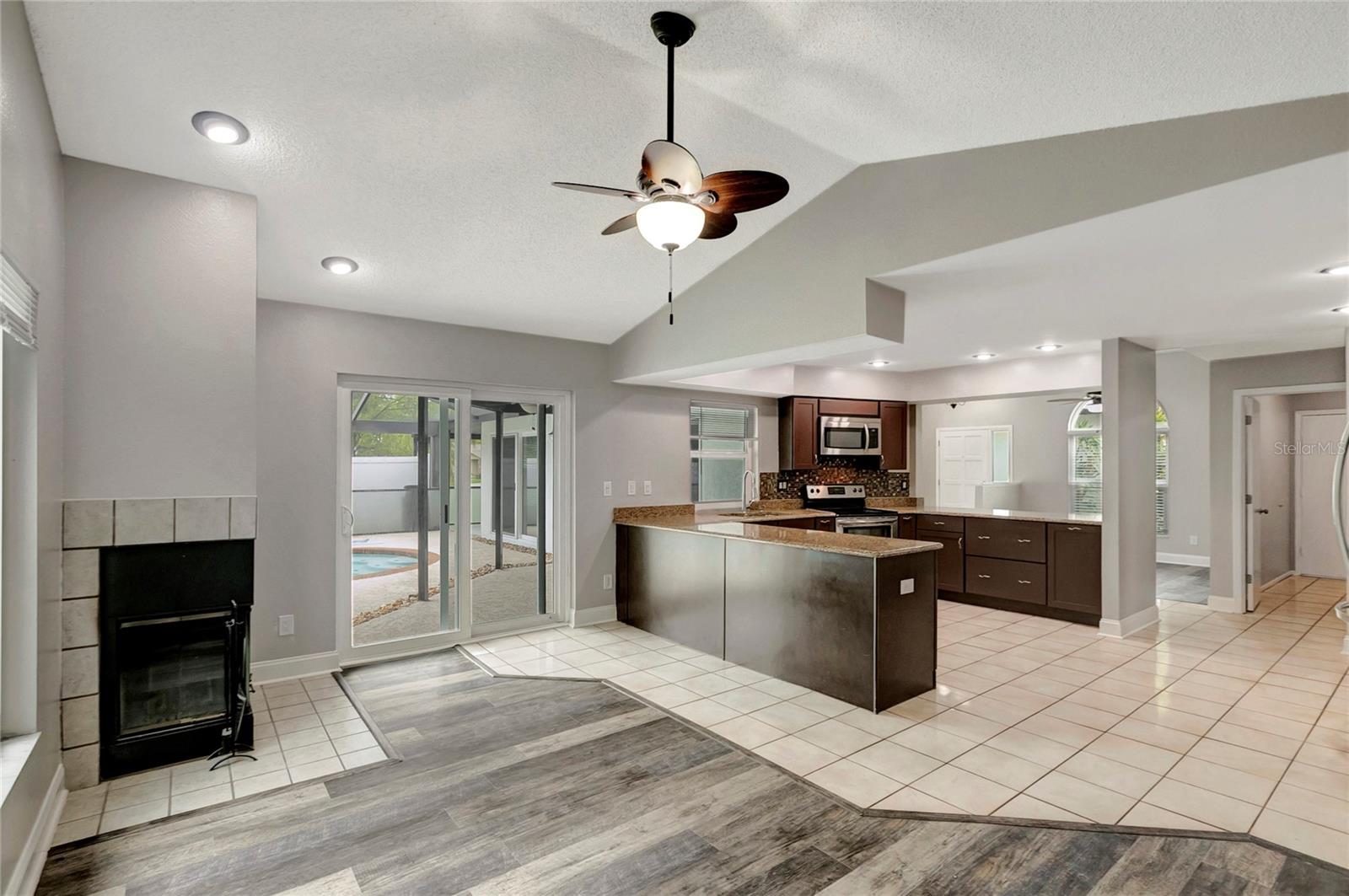 Listing photo id 18 for 8635 Chadwick Drive