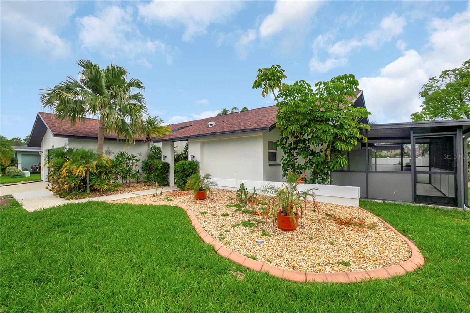 Listing photo id 2 for 8635 Chadwick Drive