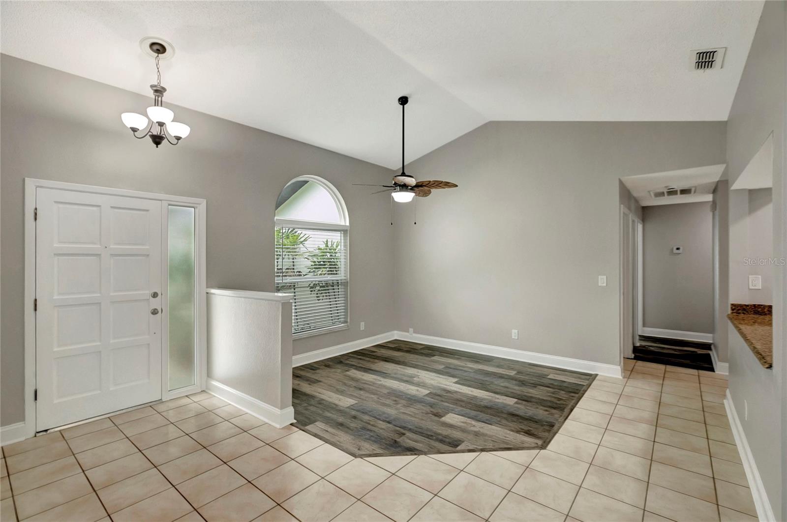 Listing photo id 5 for 8635 Chadwick Drive