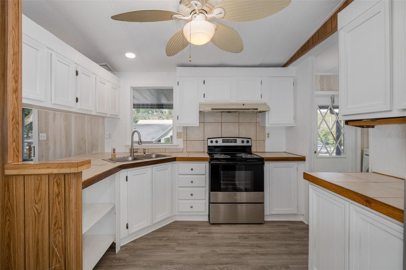 Image 13 of 40 For 12823 Litewood Drive