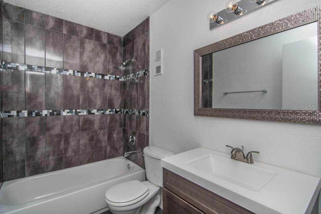 Image 10 of 16 For 205 Pompano Drive Se D