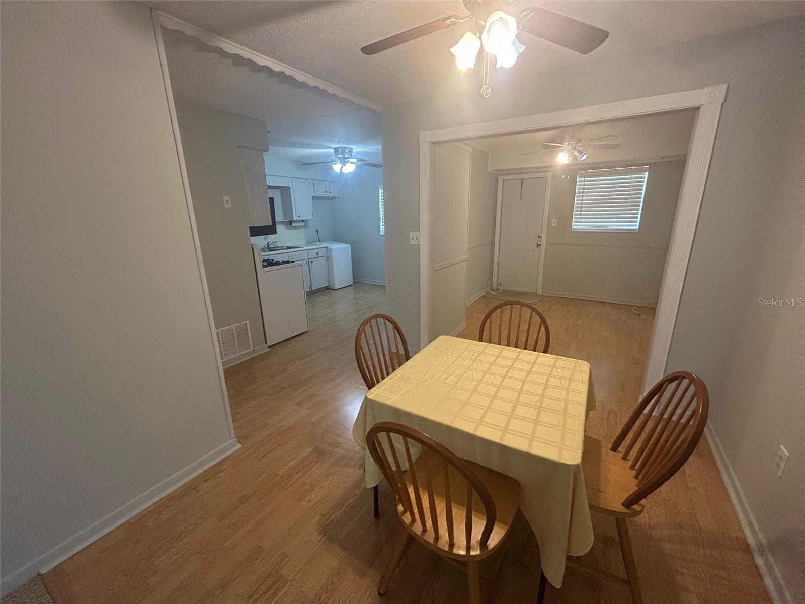 Listing photo id 3 for 10116 Tulip Street N 10116