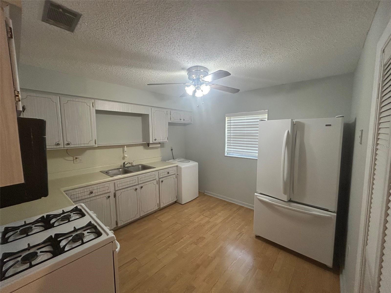 Listing photo id 4 for 10116 Tulip Street N 10116
