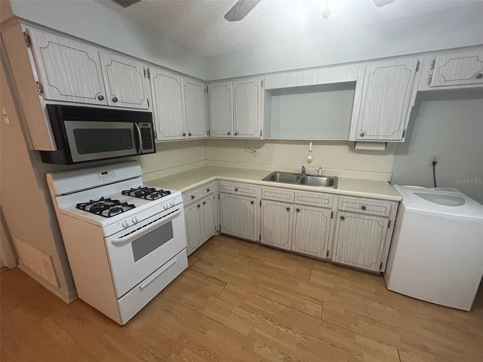Listing photo id 5 for 10116 Tulip Street N 10116