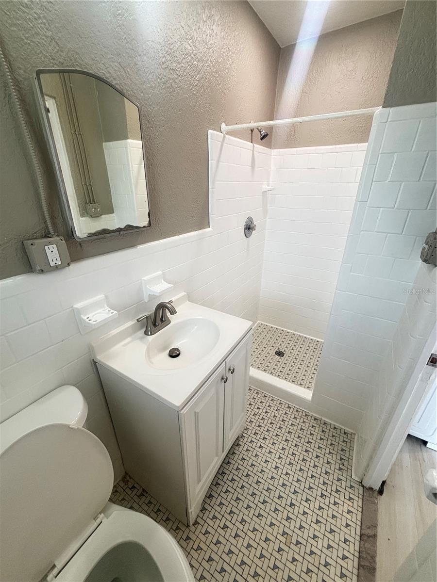 Image 5 of 6 For 707 Rosery Road Nw 2