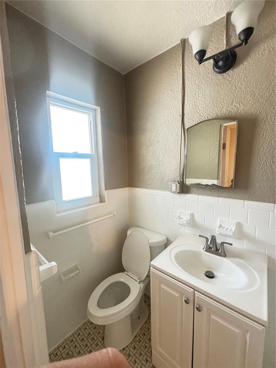 Image 6 of 6 For 707 Rosery Road Nw 2
