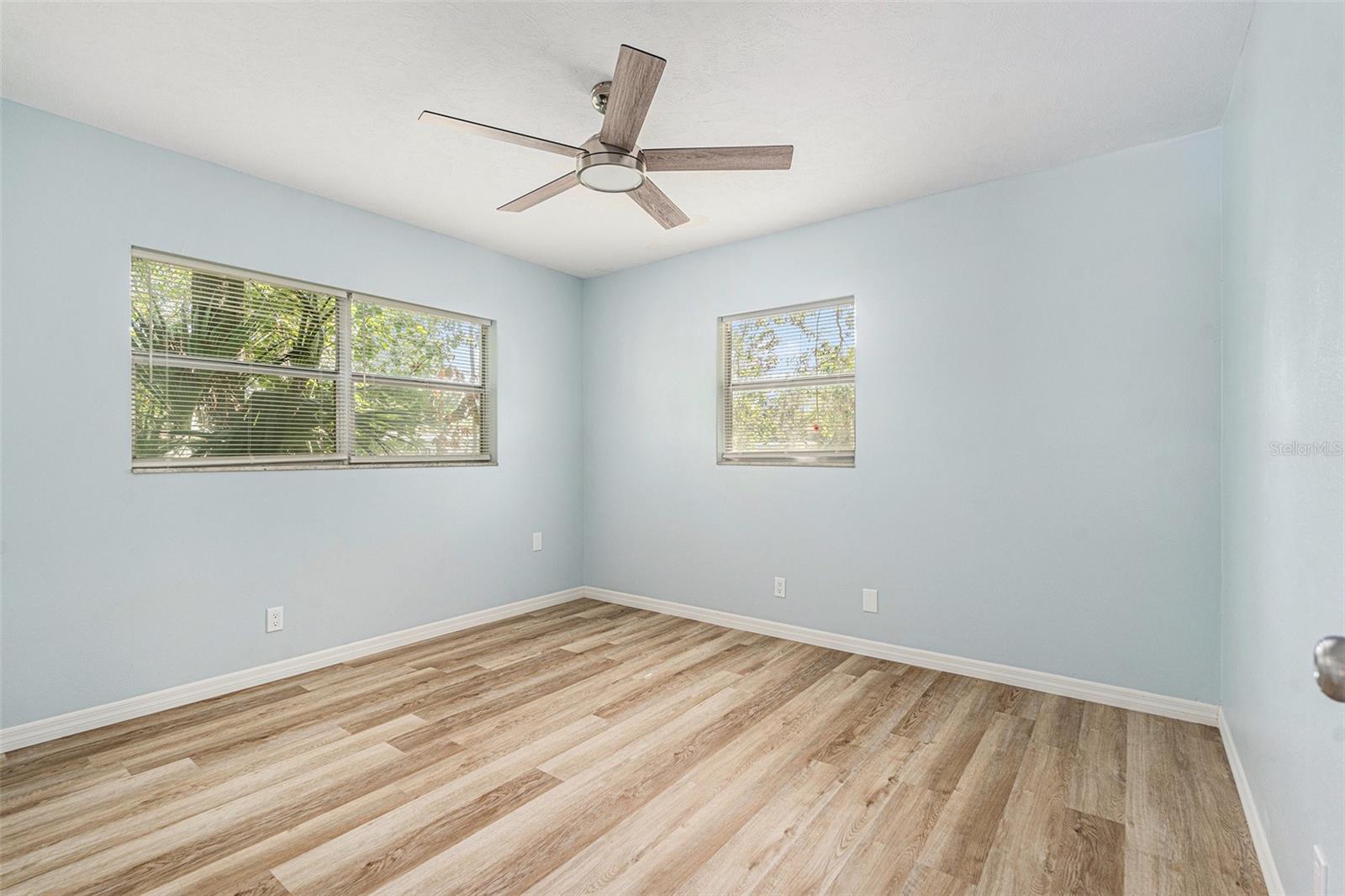Image 17 of 26 For 801 Lamont Place