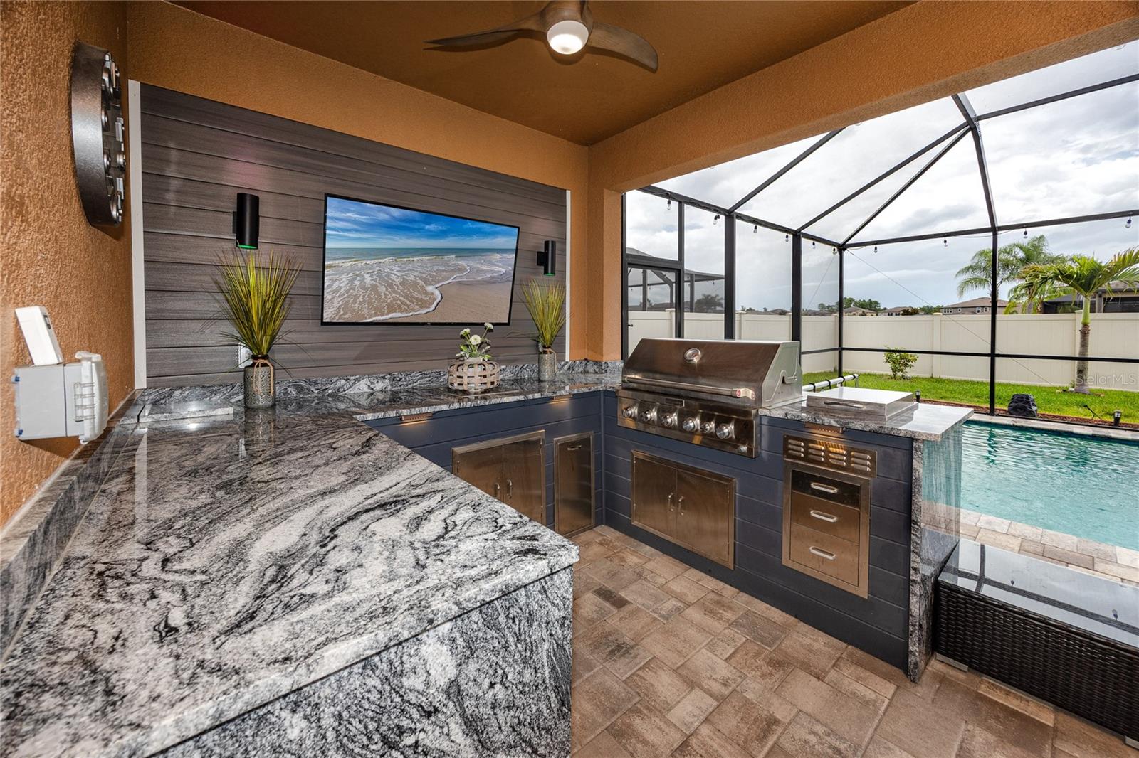 Listing photo id 38 for 1601 Fox Grape Loop