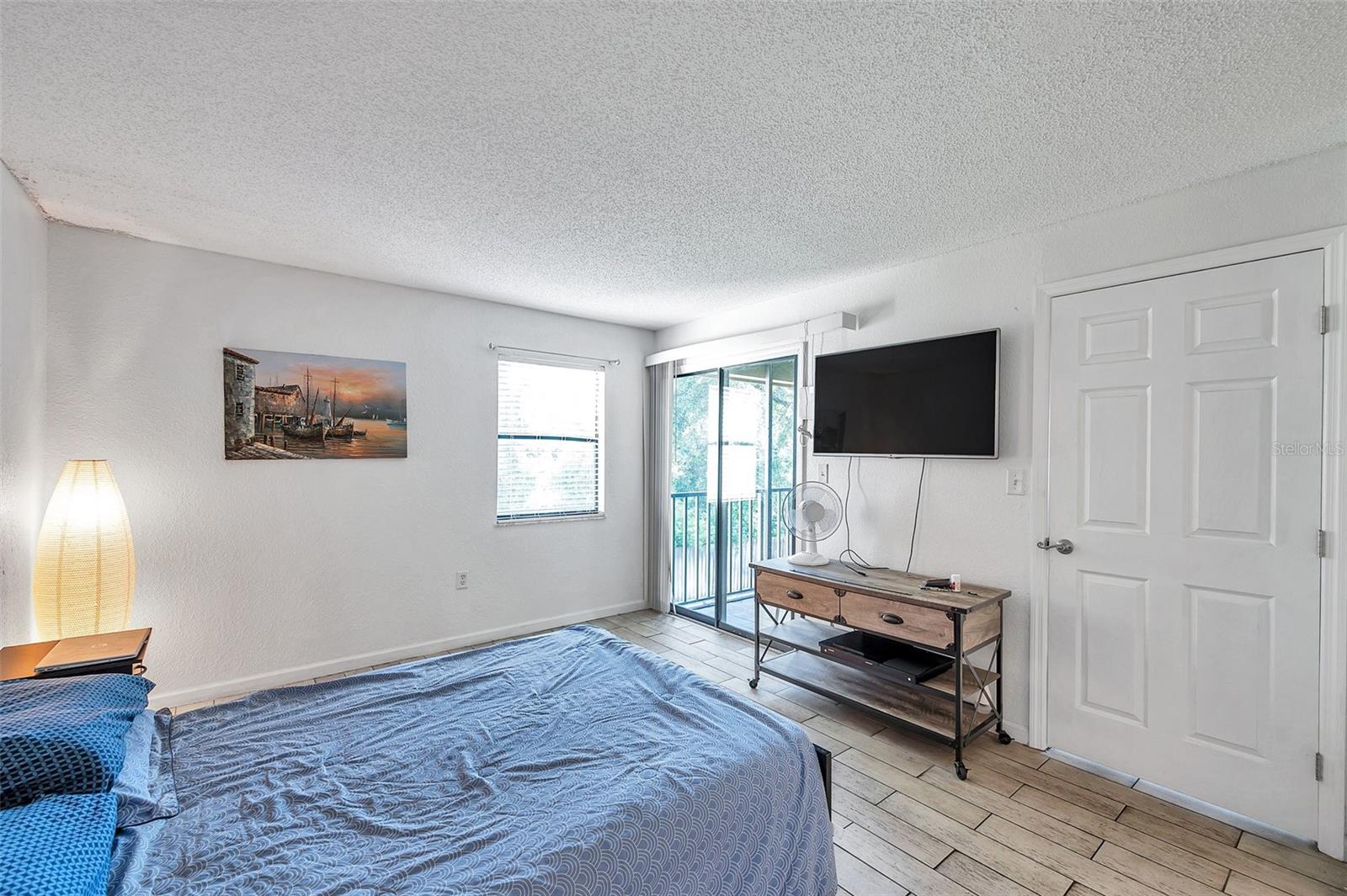 Listing photo id 10 for 10195 Sailwinds Boulevard N 208