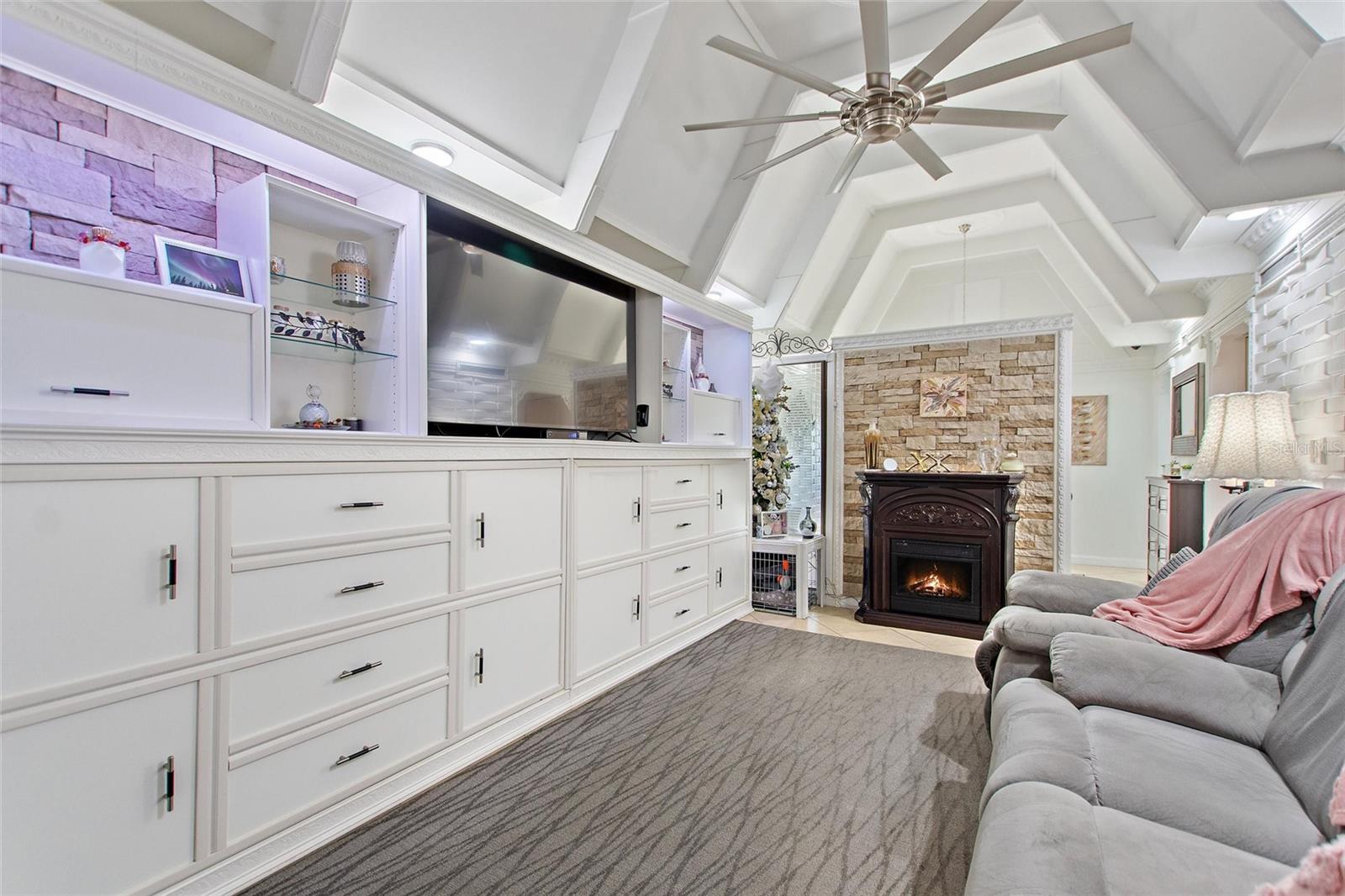 Image 8 of 61 For 4709 Club Circle