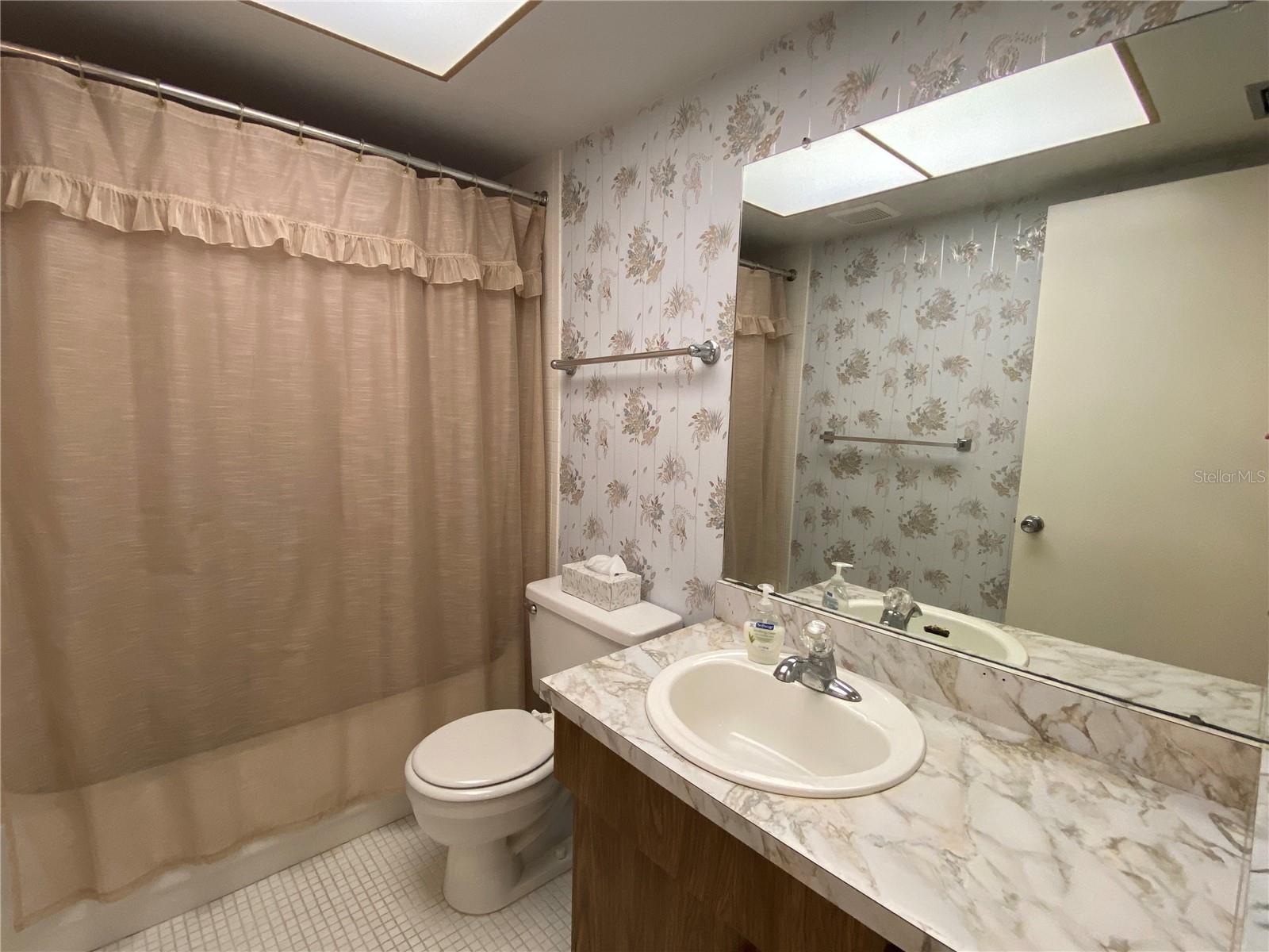 Image 16 of 21 For 5575 Gulf Boulevard 422