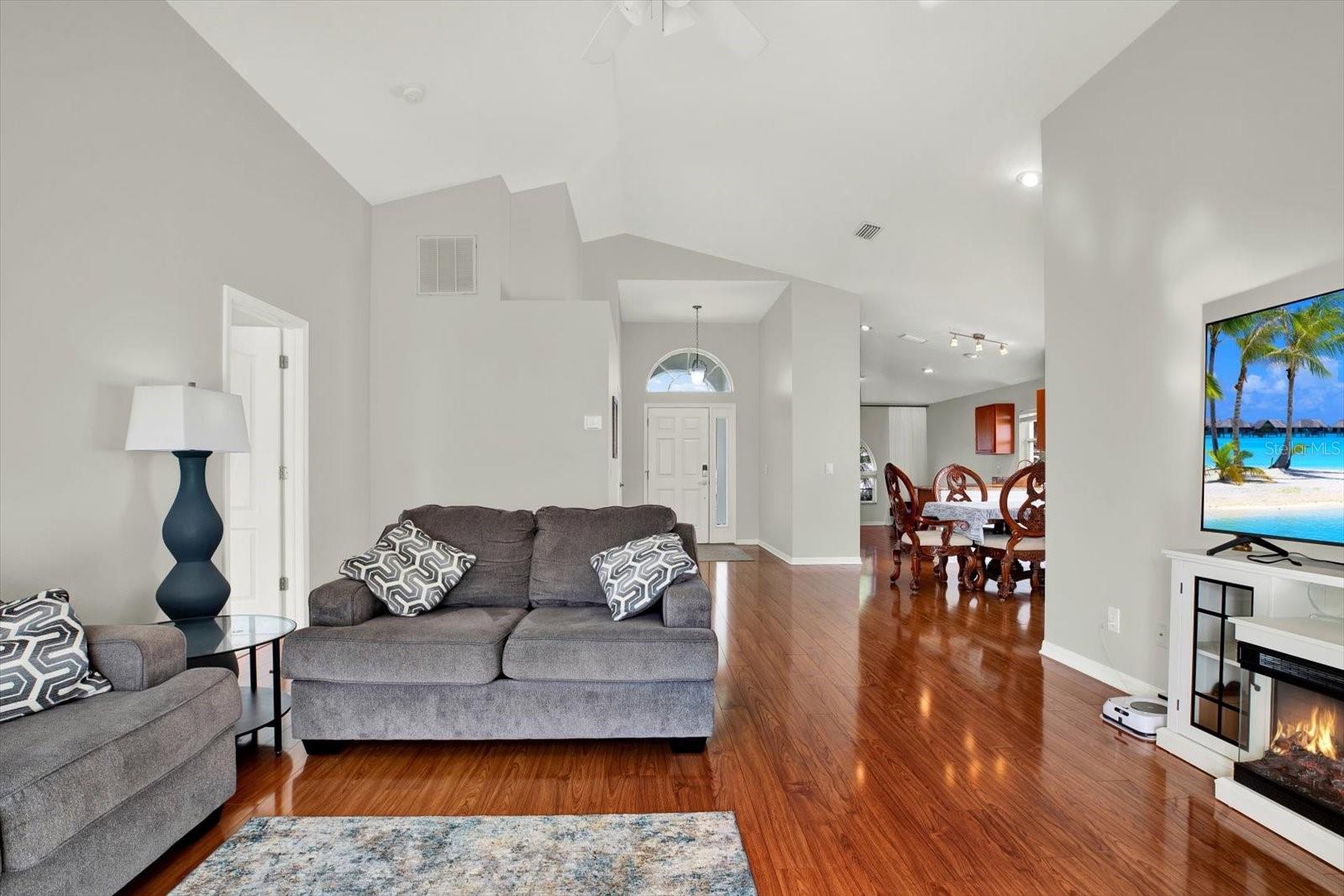 Listing photo id 0 for 18419 Merseyside Loop