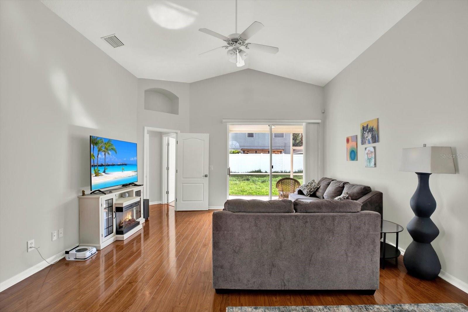 Listing photo id 3 for 18419 Merseyside Loop