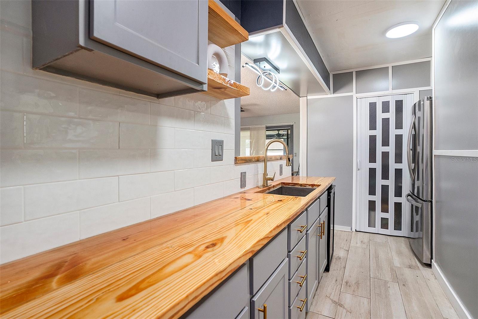 Listing photo id 8 for 15906 Country Farm Place