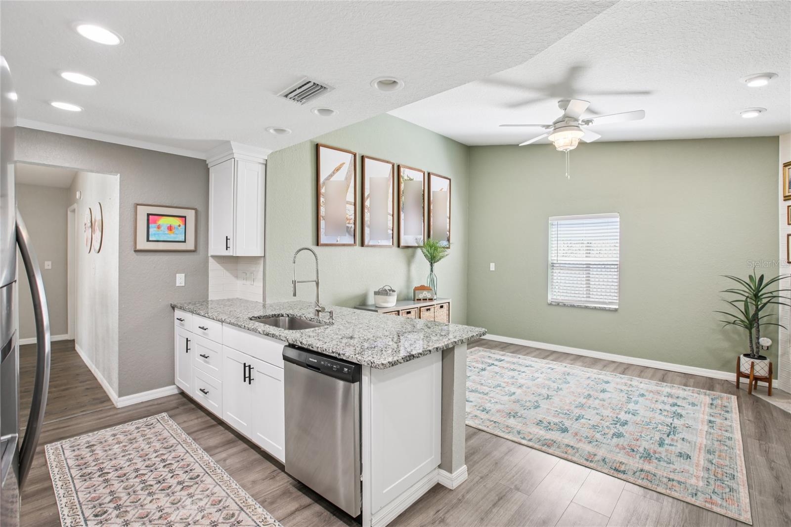 Image 19 of 44 For 852 Crystal Drive