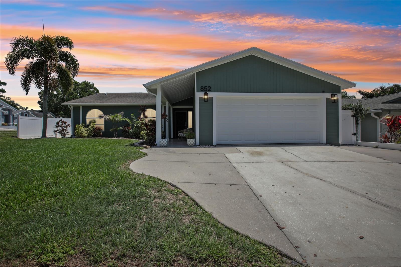 Image 4 of 44 For 852 Crystal Drive