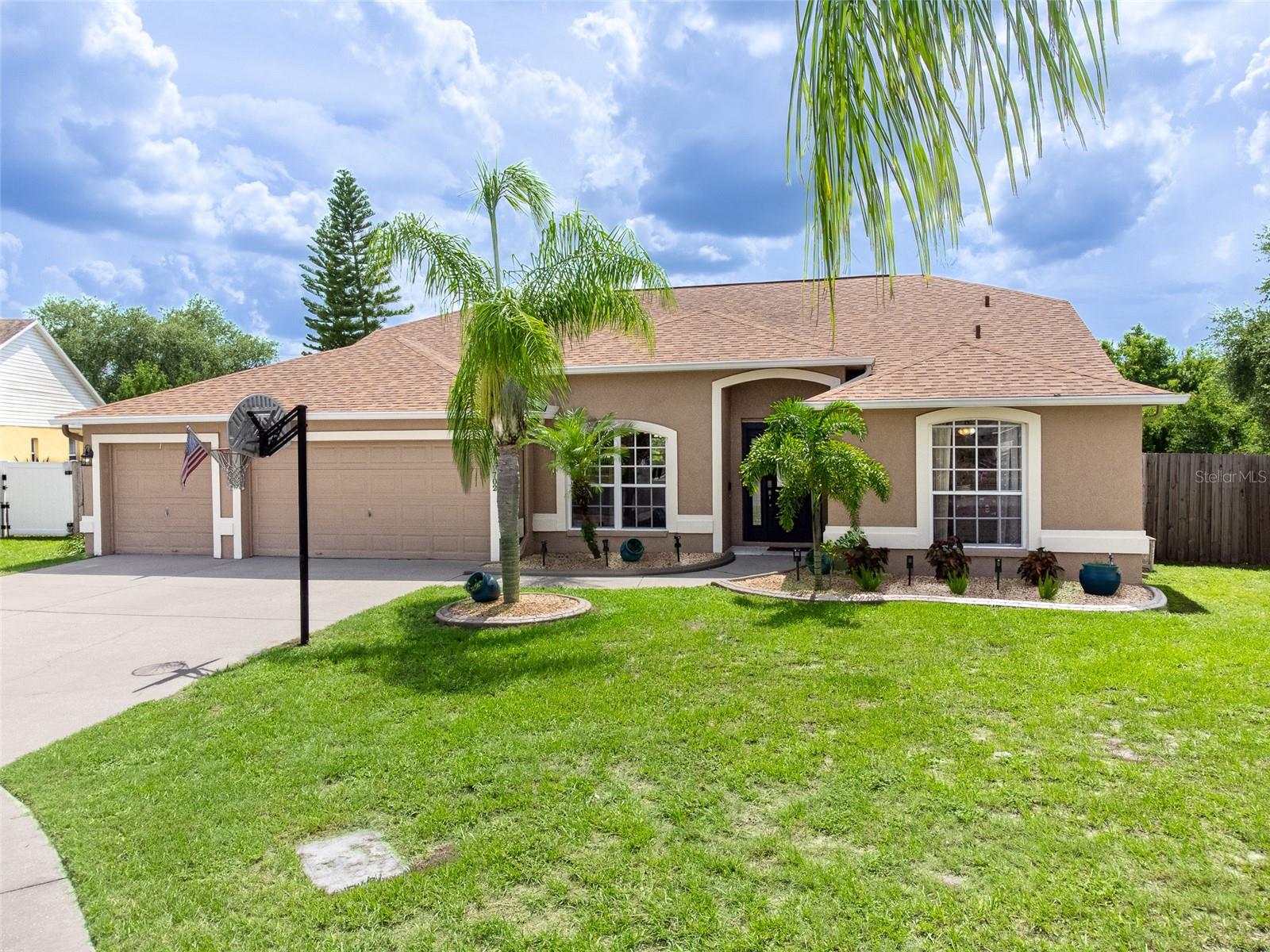 Listing photo id 0 for 9702 Mary Robin Drive