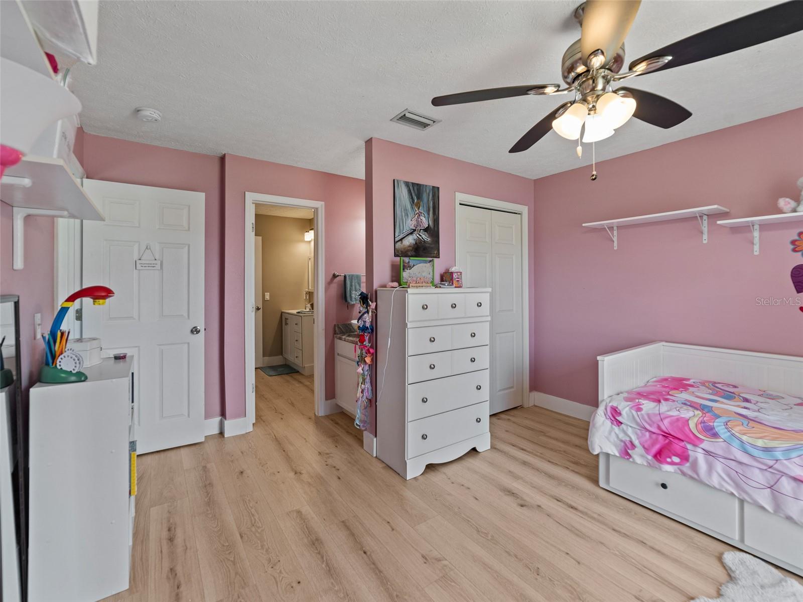 Listing photo id 19 for 9702 Mary Robin Drive