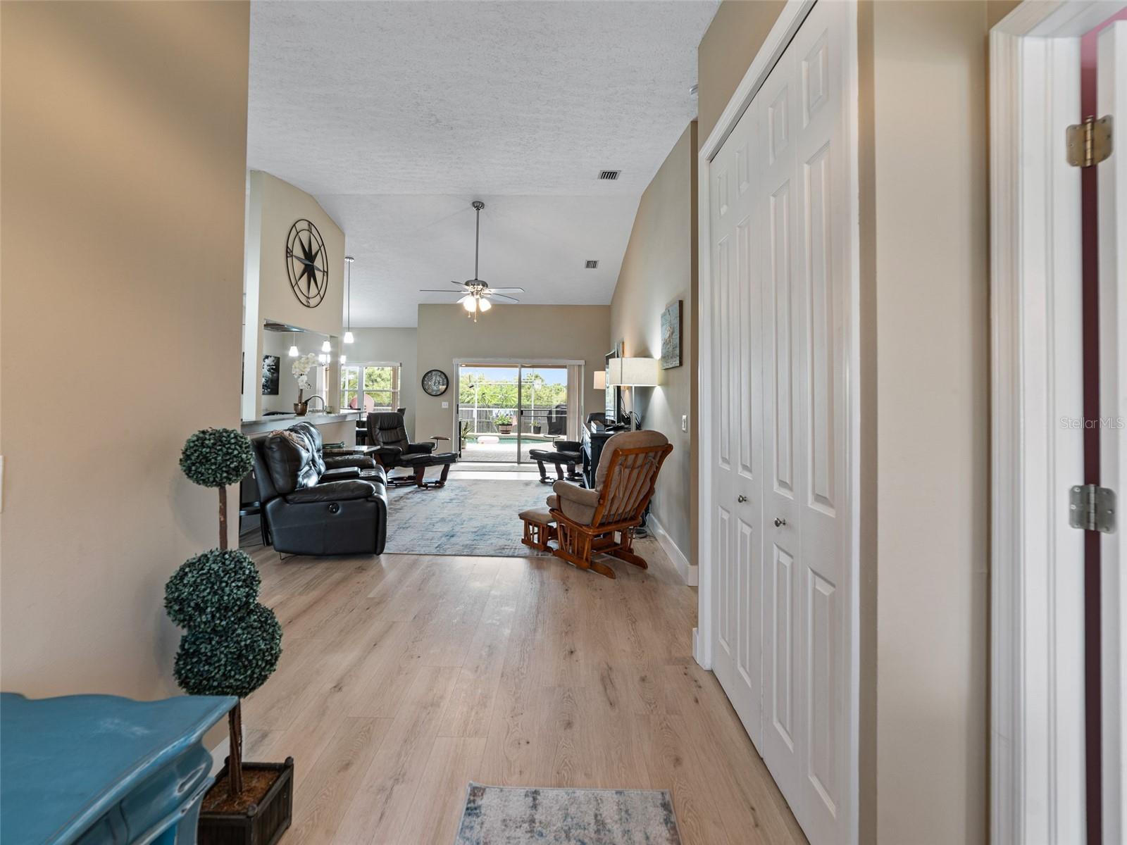 Listing photo id 3 for 9702 Mary Robin Drive