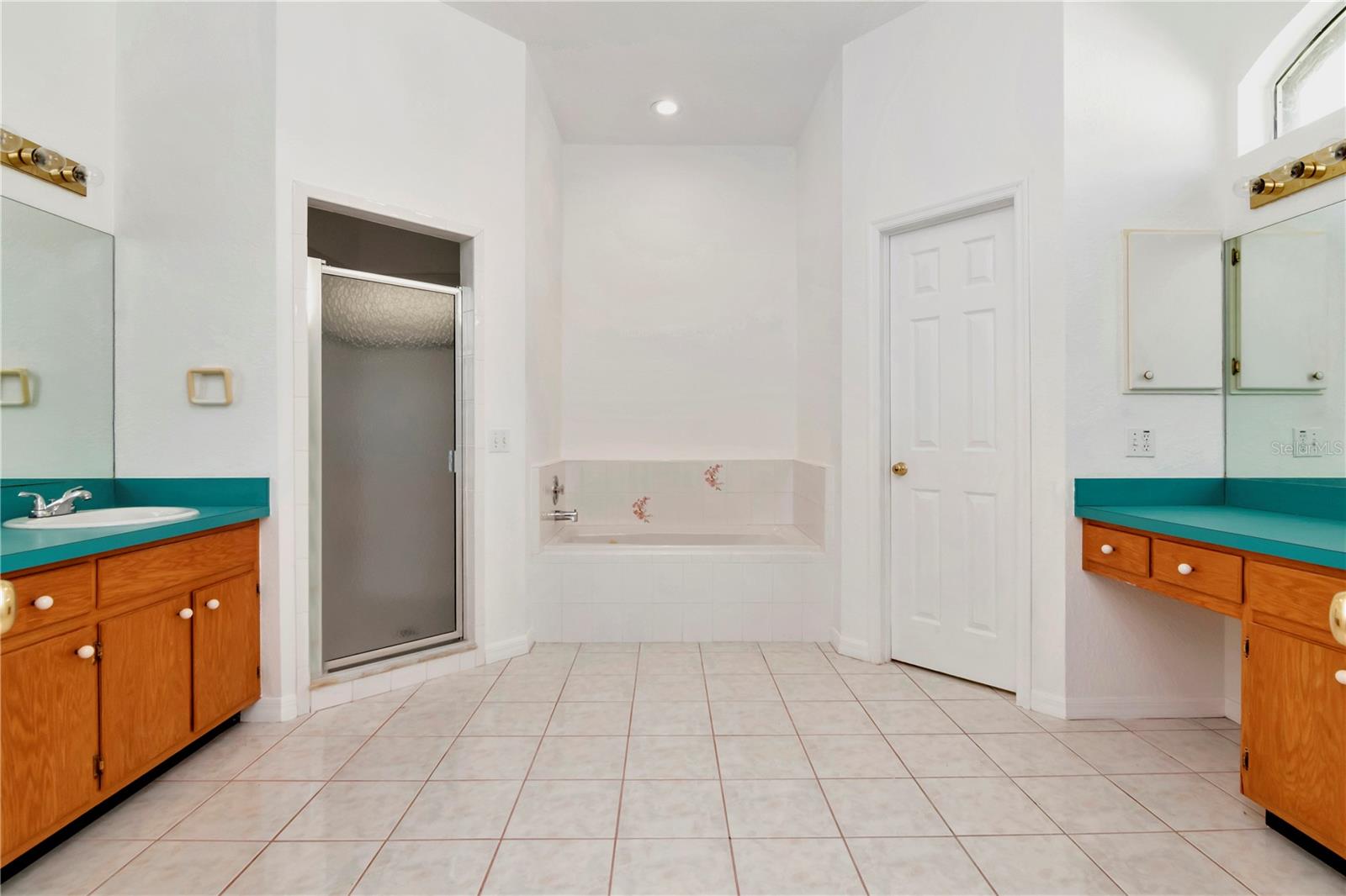 Image 12 of 27 For 211 Arlington Avenue E