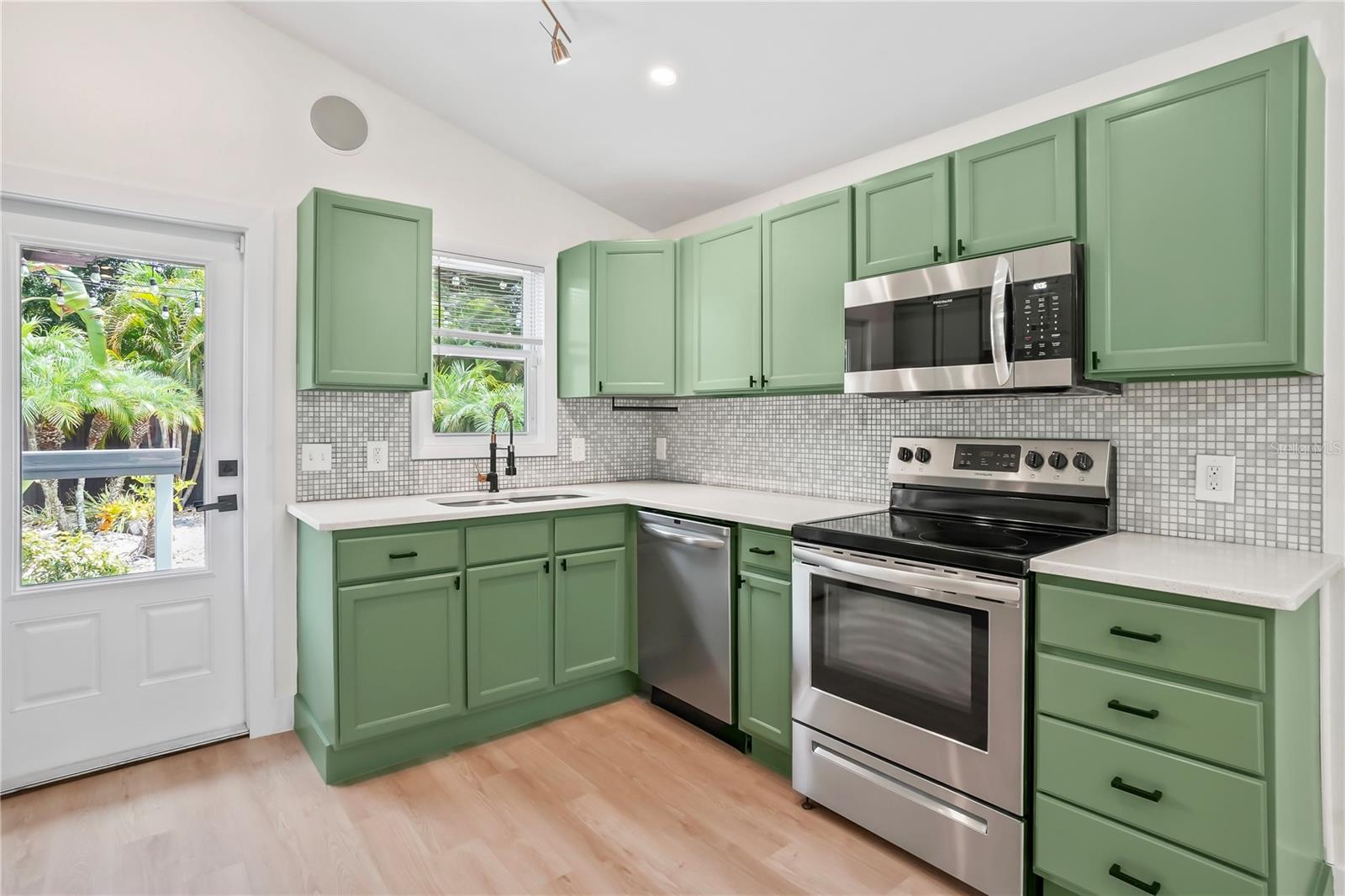 Image 10 of 32 For 719 Woodlawn Avenue