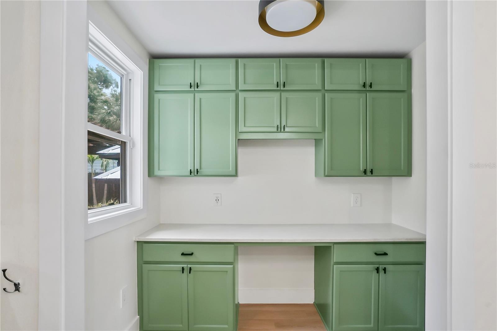 Image 12 of 32 For 719 Woodlawn Avenue