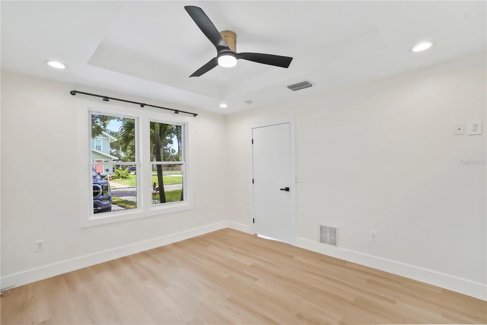 Image 19 of 32 For 719 Woodlawn Avenue
