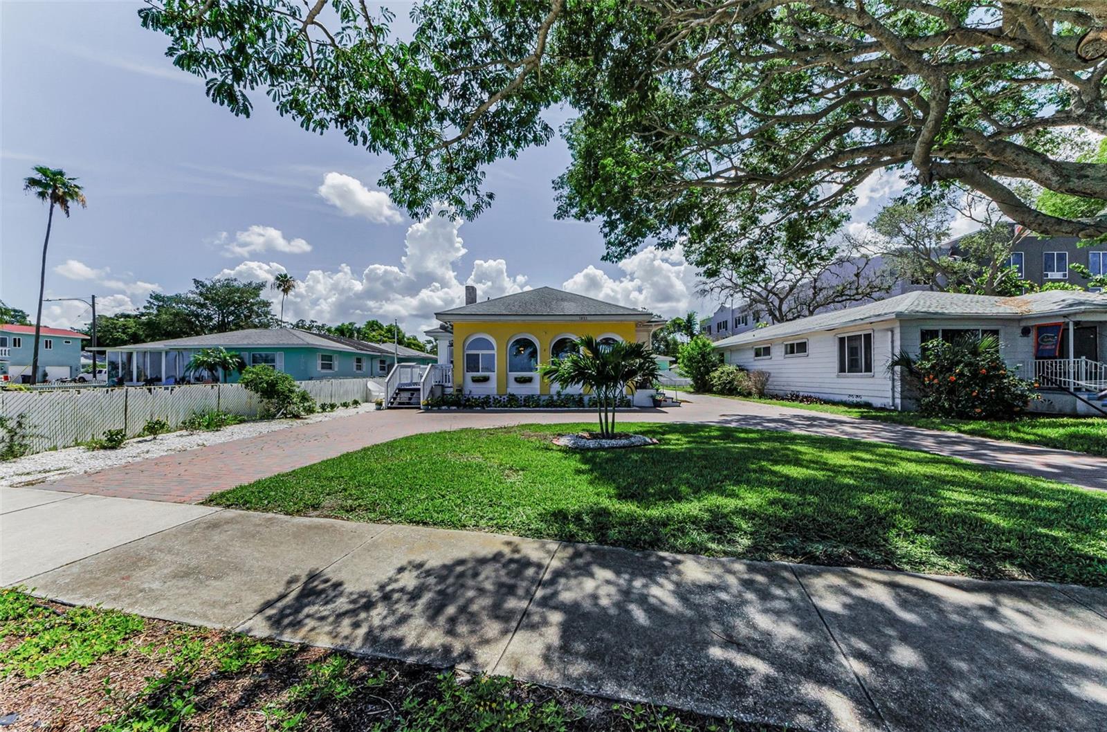 Listing photo id 8 for 1951 Edgewater Drive