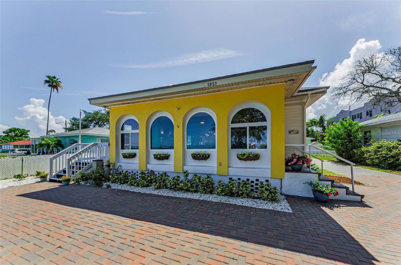 Listing photo id 9 for 1951 Edgewater Drive