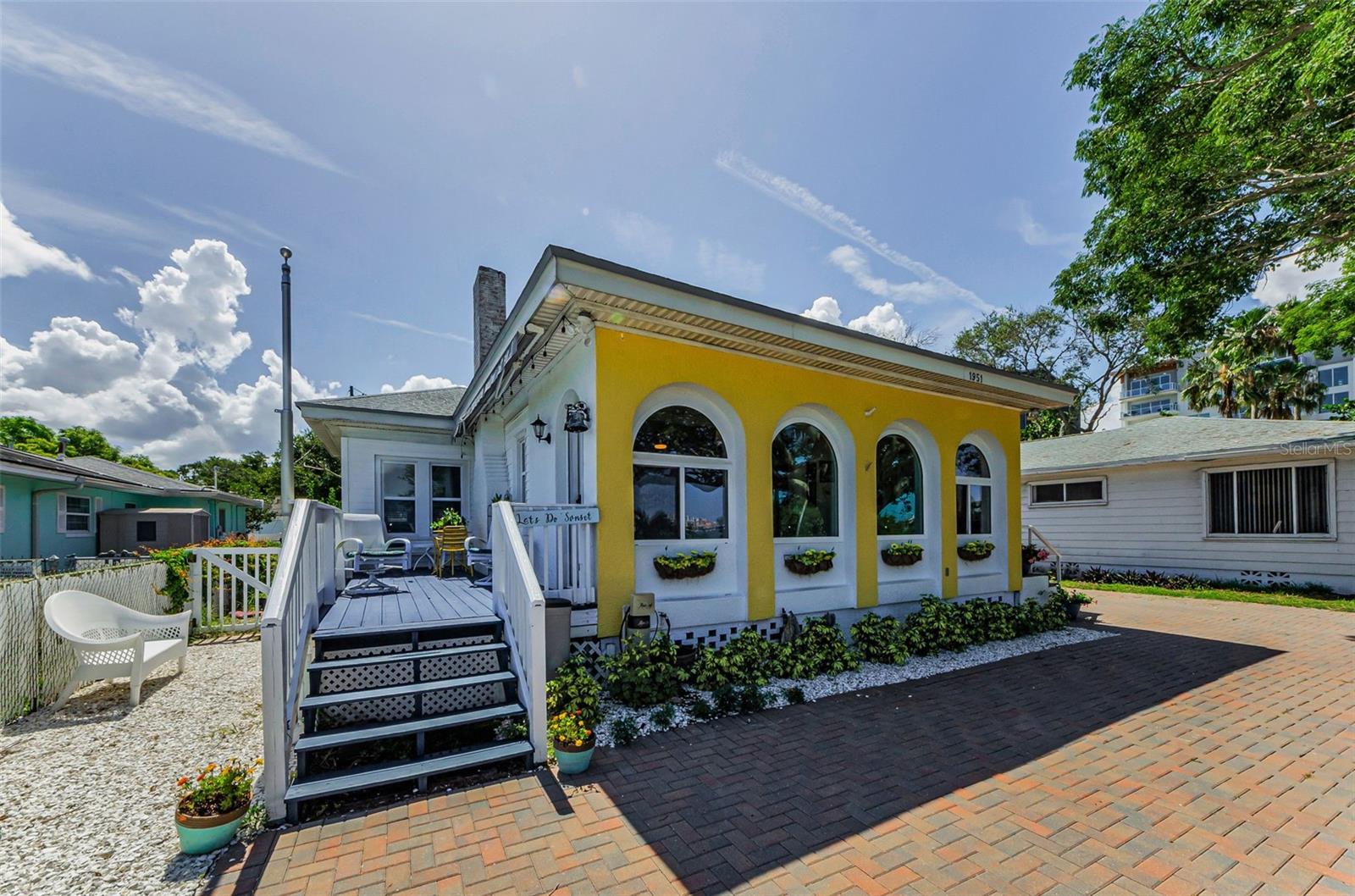 Listing photo id 10 for 1951 Edgewater Drive