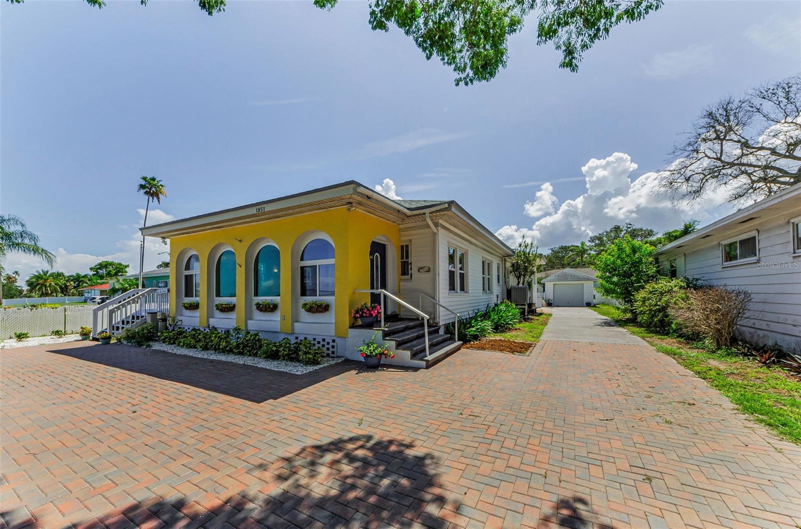 Listing photo id 11 for 1951 Edgewater Drive