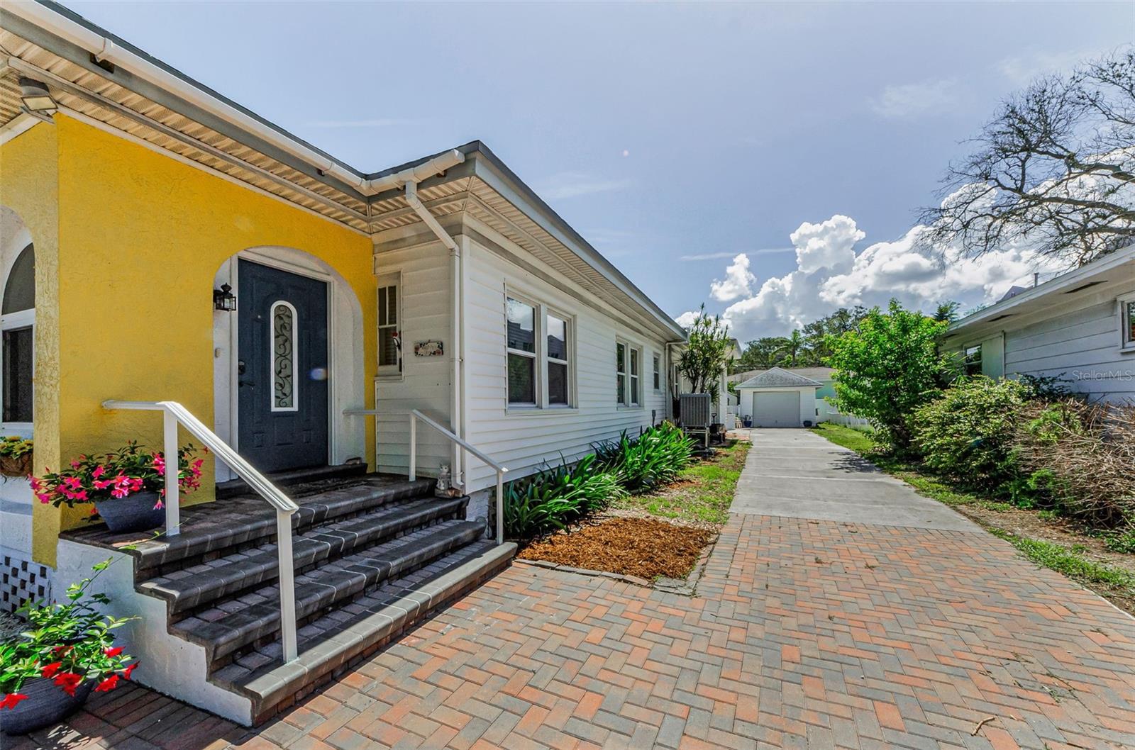 Listing photo id 16 for 1951 Edgewater Drive
