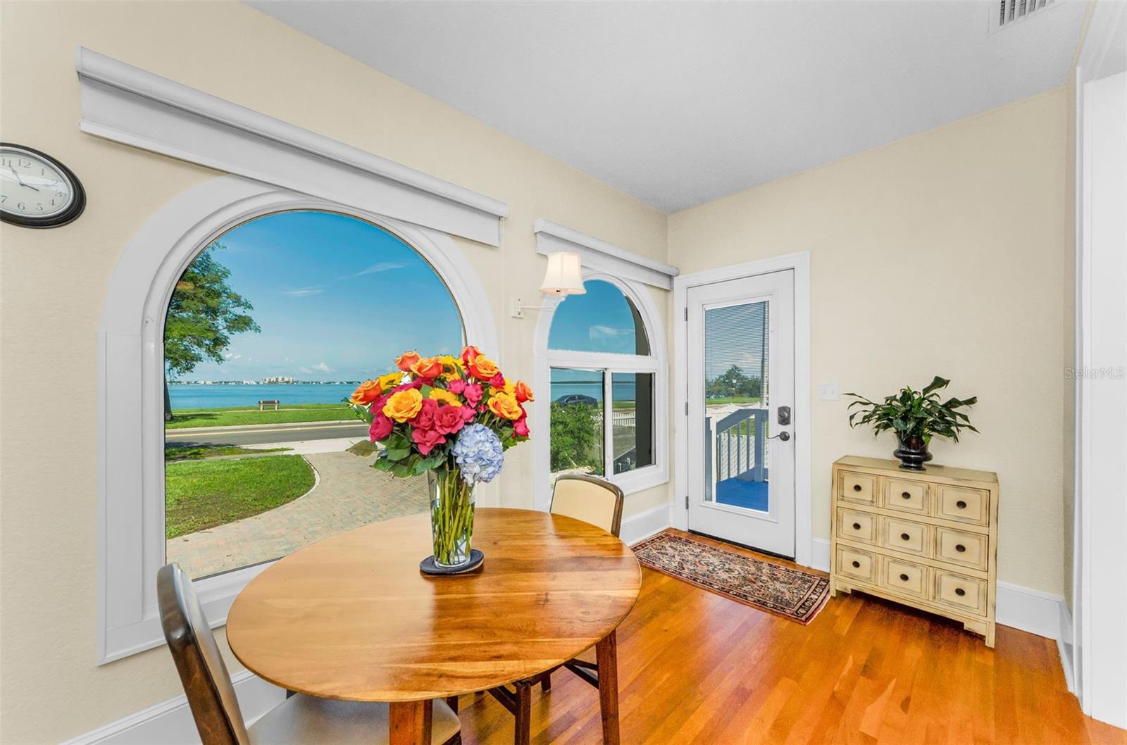 Listing photo id 17 for 1951 Edgewater Drive